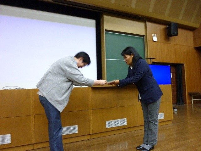 西山医学部長からPASANG WANGMOさんへ贈呈